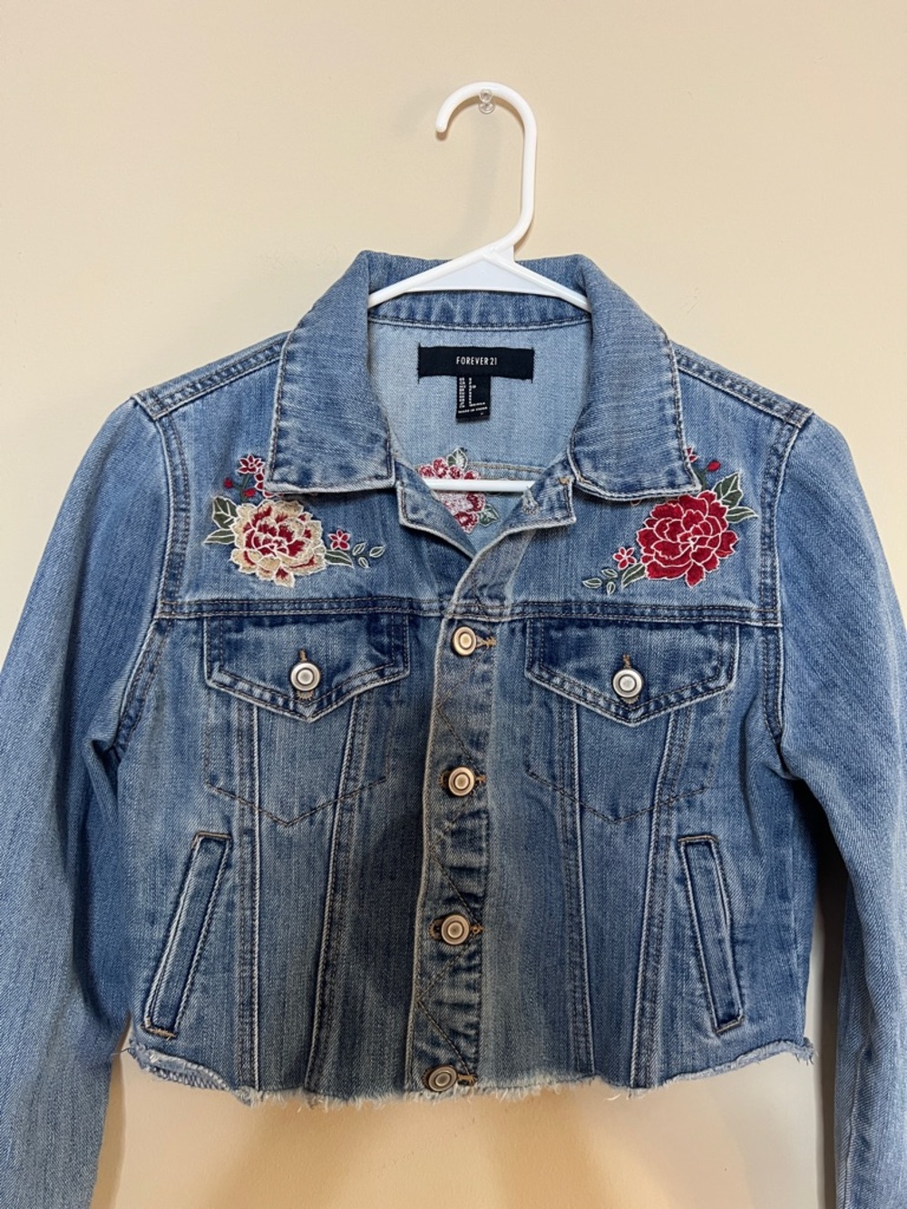 🌺🎴🫜🏡Forever 21 Light Blue Denim Jacket with Red and Blush Floral Embroidery - Picture 4 of 8